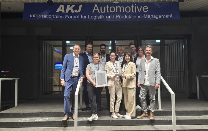 Il team Schmitz Cargobull riceve l’elogistics award 2025 alla conferenza AKJ Automotive: riconoscimento alla digitalizzazione della logistica con soluzioni agili, sostenibili e integrate