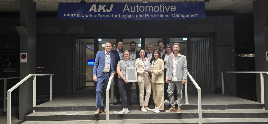 Il team Schmitz Cargobull riceve l’elogistics award 2025 alla conferenza AKJ Automotive: riconoscimento alla digitalizzazione della logistica con soluzioni agili, sostenibili e integrate
