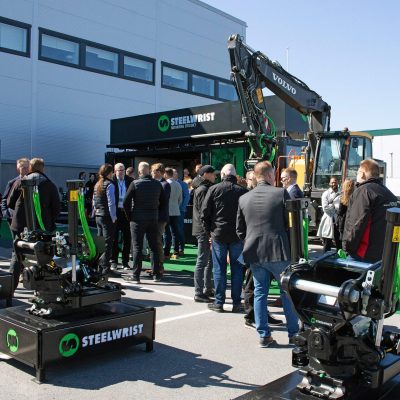 Area dimostrativa all’aperto con gamma completa di tiltrotator, attacchi rapidi e accessori Steelwrist esposti ai clienti internazionali