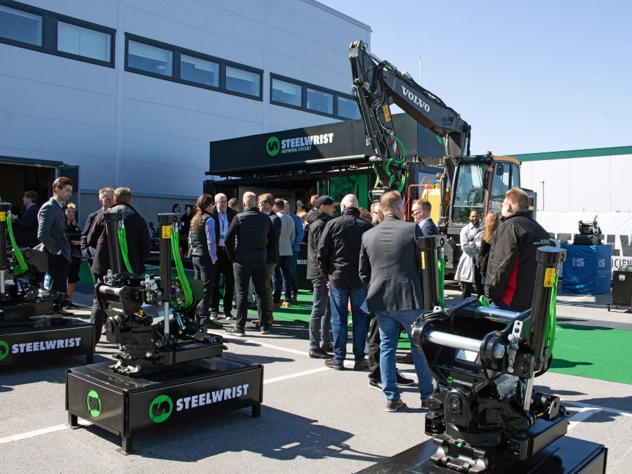 Area dimostrativa all’aperto con gamma completa di tiltrotator, attacchi rapidi e accessori Steelwrist esposti ai clienti internazionali