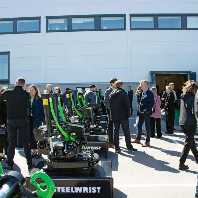 Visitatori provenienti da tutto il mondo esplorano i sistemi Steelwrist installati su escavatori in mostra