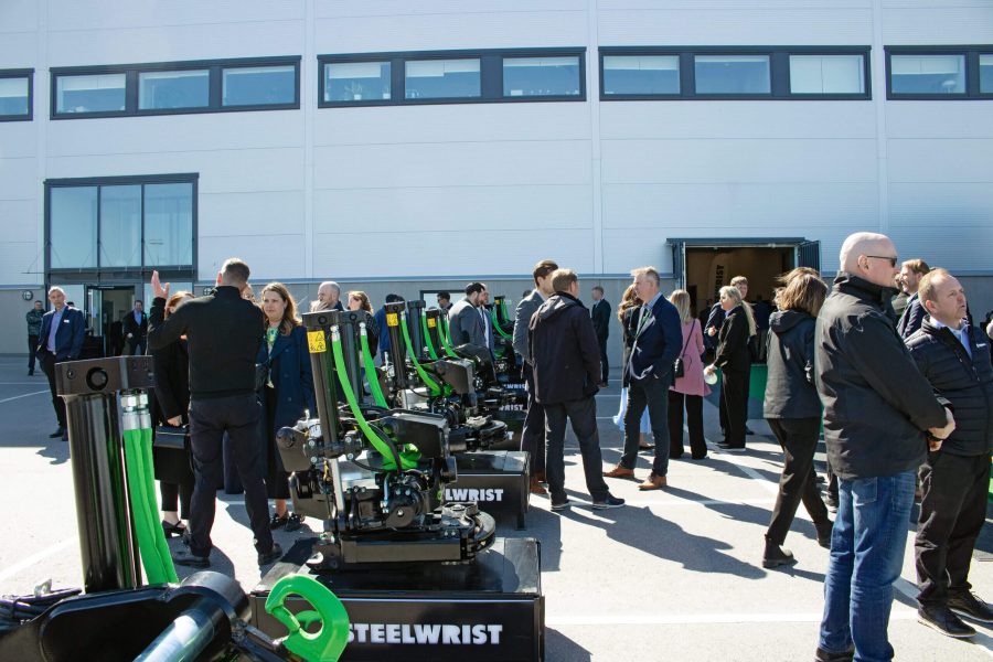 Visitatori provenienti da tutto il mondo esplorano i sistemi Steelwrist installati su escavatori in mostra