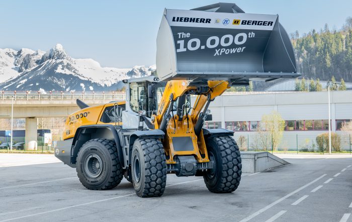 La 10.000ª pala gommata XPower prodotta da Liebherr con livrea celebrativa: un simbolo di successo nella produzione a Bischofshofen