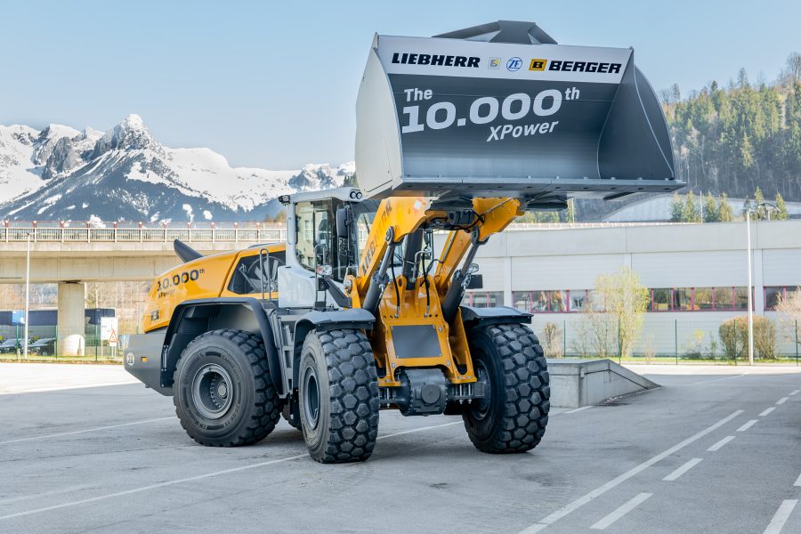 La 10.000ª pala gommata XPower prodotta da Liebherr con livrea celebrativa: un simbolo di successo nella produzione a Bischofshofen