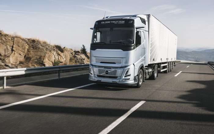 Volvo FH Globetrotter alimentato a gas percorre una strada di montagna: prestazioni elevate e basse emissioni per il trasporto sostenibile