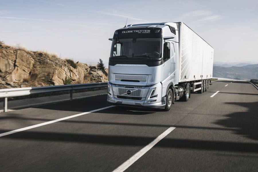Volvo FH Globetrotter alimentato a gas percorre una strada di montagna: prestazioni elevate e basse emissioni per il trasporto sostenibile