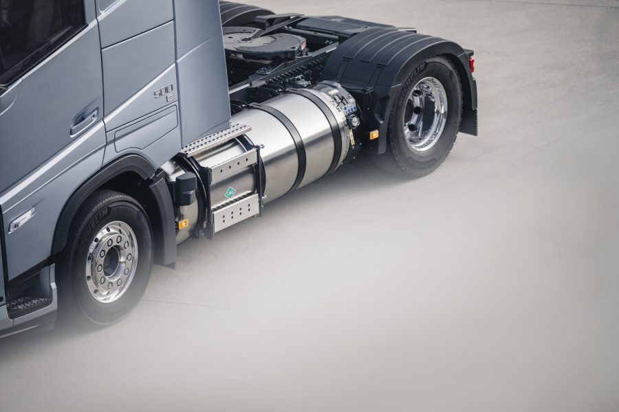 Dettaglio del serbatoio LNG su Volvo FH: capacità fino a 225 kg di gas per un’autonomia estesa e rifornimento semplificato