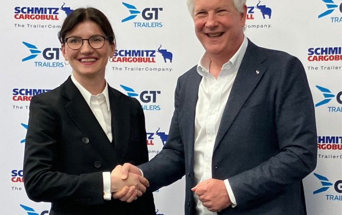 Agata Duliniec, CEO di GT Trailers, e Andreas Schmitz, CEO di Schmitz Cargobull AG, celebrano l’approvazione della partnership strategica per l’espansione delle soluzioni di trasporto ad alto volume in Europa