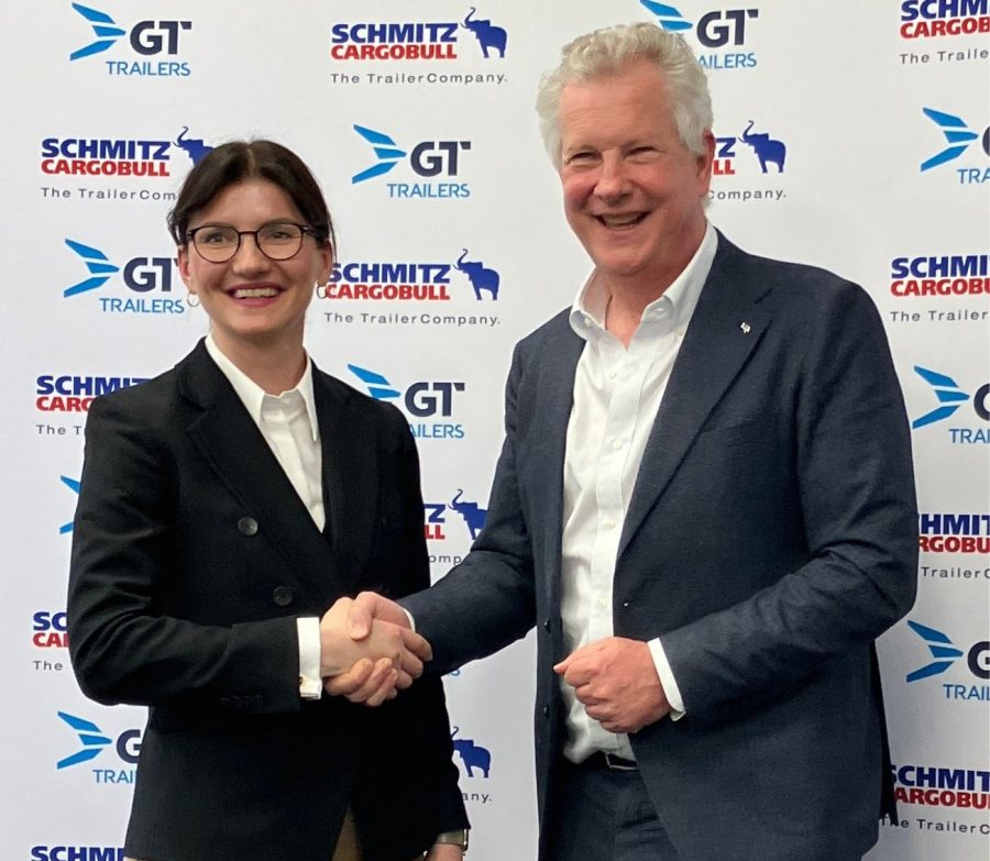 Agata Duliniec, CEO di GT Trailers, e Andreas Schmitz, CEO di Schmitz Cargobull AG, celebrano l’approvazione della partnership strategica per l’espansione delle soluzioni di trasporto ad alto volume in Europa