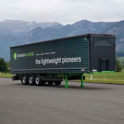 Vista frontale del semirimorchio BERGERecotrail Evolution con telaio ultraleggero e carrozzeria Schmitz Cargobull, progettato per il trasporto ad alta efficienza