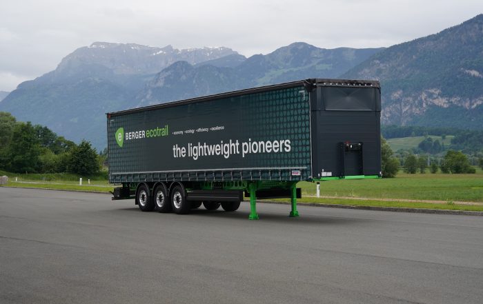 Vista frontale del semirimorchio BERGERecotrail Evolution con telaio ultraleggero e carrozzeria Schmitz Cargobull, progettato per il trasporto ad alta efficienza