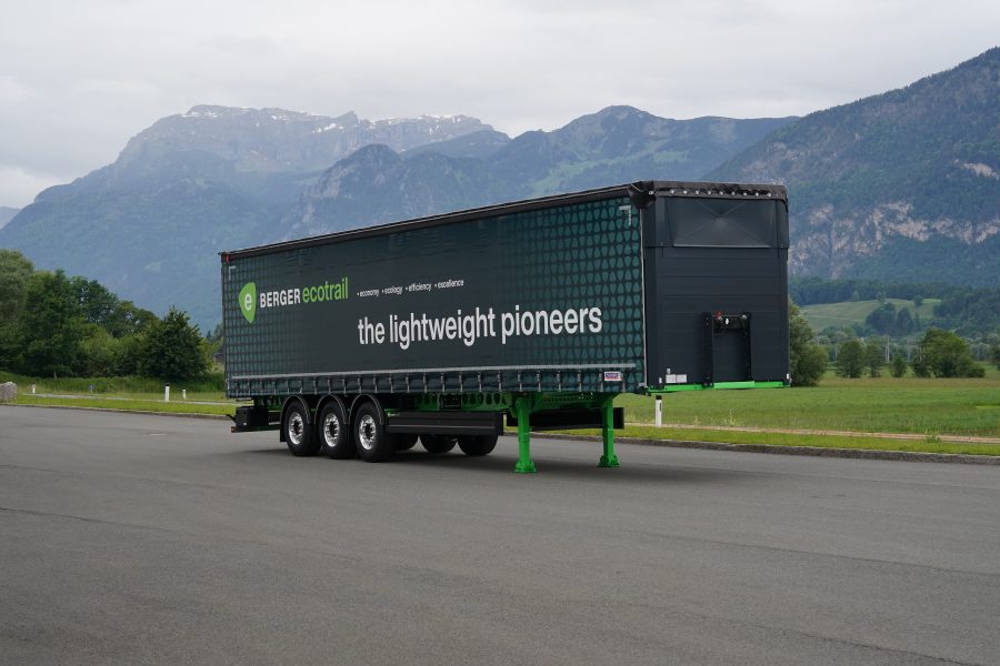 Vista frontale del semirimorchio BERGERecotrail Evolution con telaio ultraleggero e carrozzeria Schmitz Cargobull, progettato per il trasporto ad alta efficienza