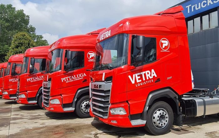 I nuovi DAF XF 480 del Gruppo Pittaluga davanti alla sede della concessionaria: efficienza, rete assistenziale capillare e comfort di bordo per il trasporto container in tutta Italia
