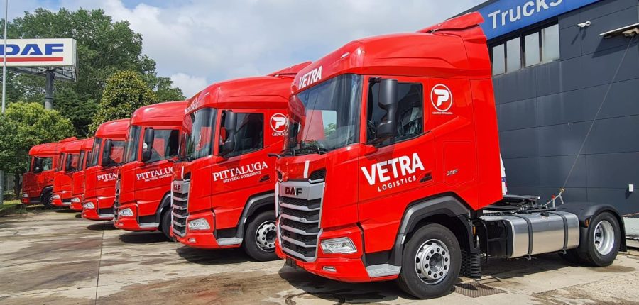 I nuovi DAF XF 480 del Gruppo Pittaluga davanti alla sede della concessionaria: efficienza, rete assistenziale capillare e comfort di bordo per il trasporto container in tutta Italia