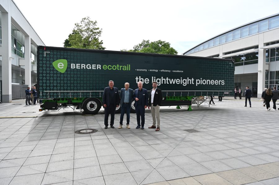 Presentazione ufficiale del BERGERecotrail Evolution con i rappresentanti di Schmitz Cargobull e BERGER Fahrzeugtechnik durante la fiera transport logistic 2025