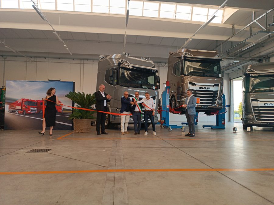 Taglio del nastro nella nuova sede DAF VIP alla presenza di autorità e rappresentanti del brand: un hub strategico per il servizio assistenziale in Romagna e Marche