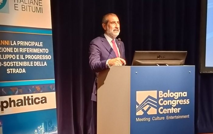 Alessandro Pesaresi, Presidente SITEB, interviene al Road Safety Day 2025 presso il Bologna Congress Center, lanciando un appello per una pianificazione più efficace della manutenzione stradale