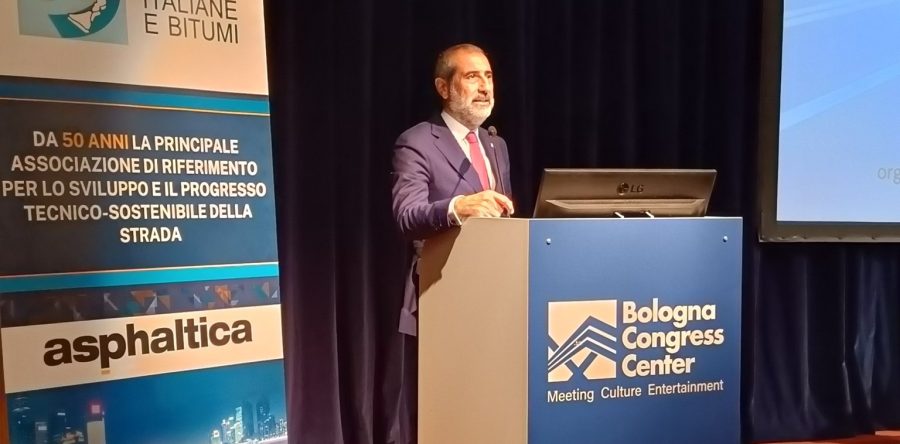 Alessandro Pesaresi, Presidente SITEB, interviene al Road Safety Day 2025 presso il Bologna Congress Center, lanciando un appello per una pianificazione più efficace della manutenzione stradale