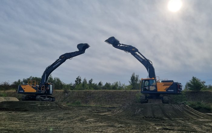 Escavatori Hyundai HX360L e HX400L in test operativo durante l’evento Next Generation Excavator.