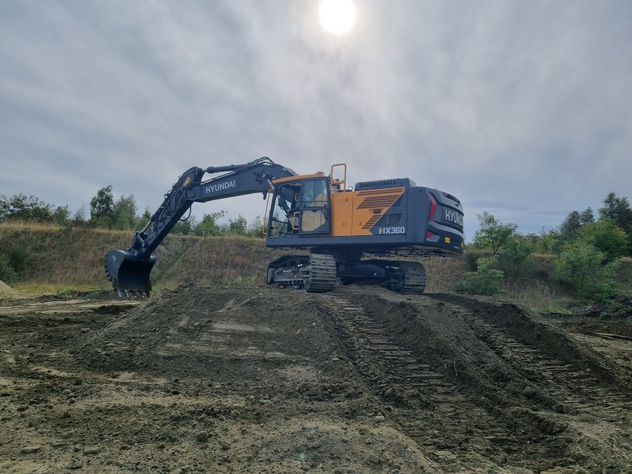 Escavatore cingolato Hyundai HX360L in azione sul campo prova.