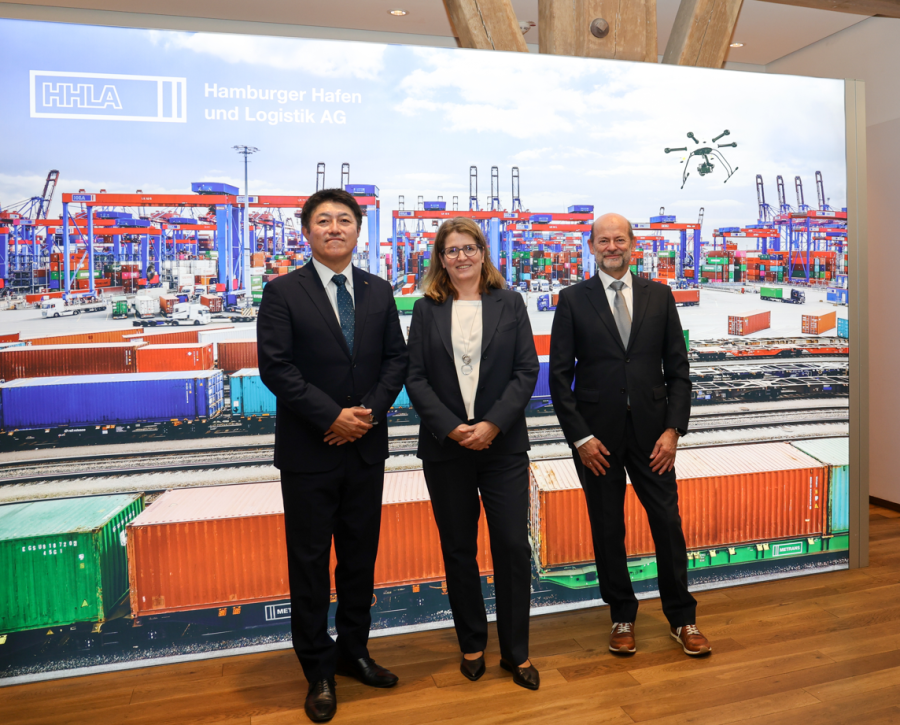 Da sinistra Kei Nomura, Direttore Esecutivo Centrale, Divisione Strategia Idrogeno, Kawasaki Heavy Industries; Annette Walter, Direttore Finanziario, Hamburger Hafen und Logistik AG; Andreas Gorbach, Membro del Consiglio di Amministrazione di Daimler Truck e Responsabile della Tecnologia Truck