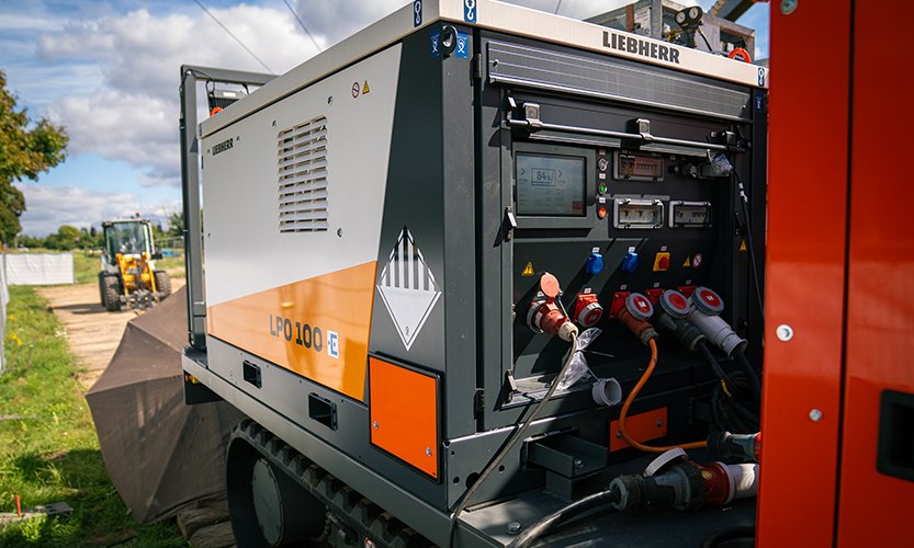 Particolare del vano batterie della pala gommata elettrica a batteria L 507 E