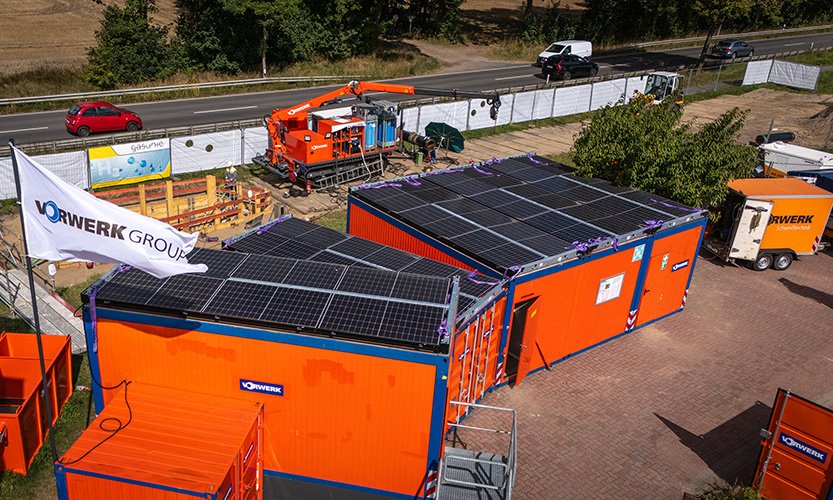 Il concetto di sostenibilità e autosufficienza energetica è completato dall'energia solare: un impianto fotovoltaico del produttore tedesco di sistemi solari SunPlate installati sui tetti, copre il fabbisogno energetico dei container da costruzione