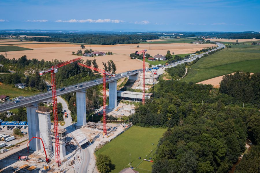 Tre gru Wolff di Wolffkran sono state utilizzate per realizzare il nuovo ponte di Aurach, vicino allo svincolo di Regau, in Alta Austria