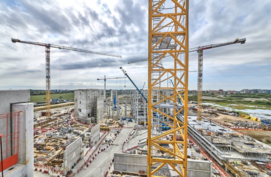 Primo piano su una gru Liebherr al lavoro per l'Arena Milano