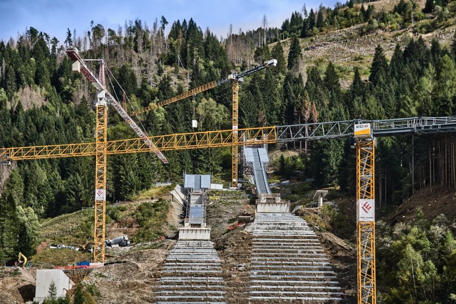 Le gru Liebherr sul cantiere di Predazzo