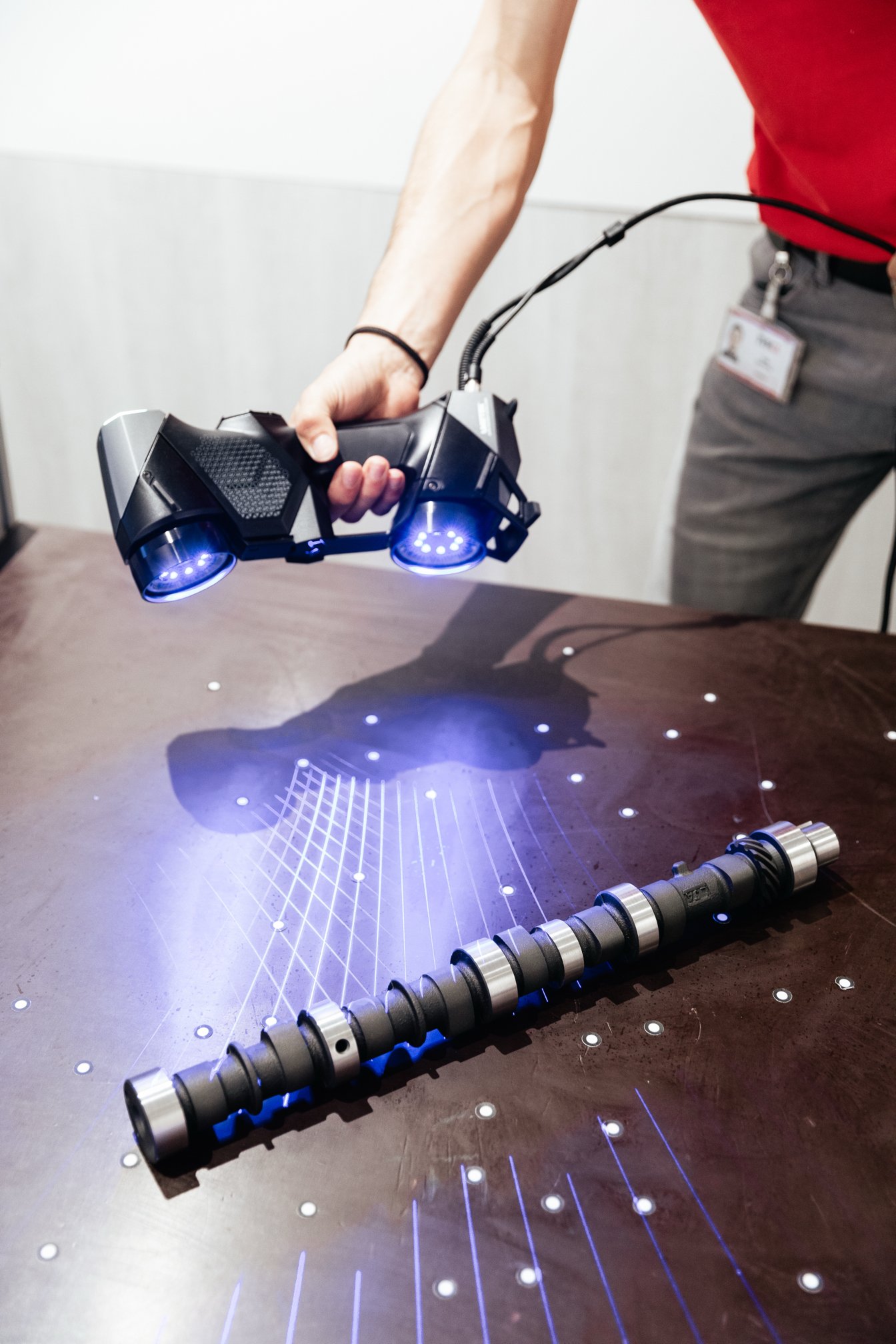 Scanner 3D a luce strutturata acquisisce la geometria di un albero a camme presso il laboratorio TVH.