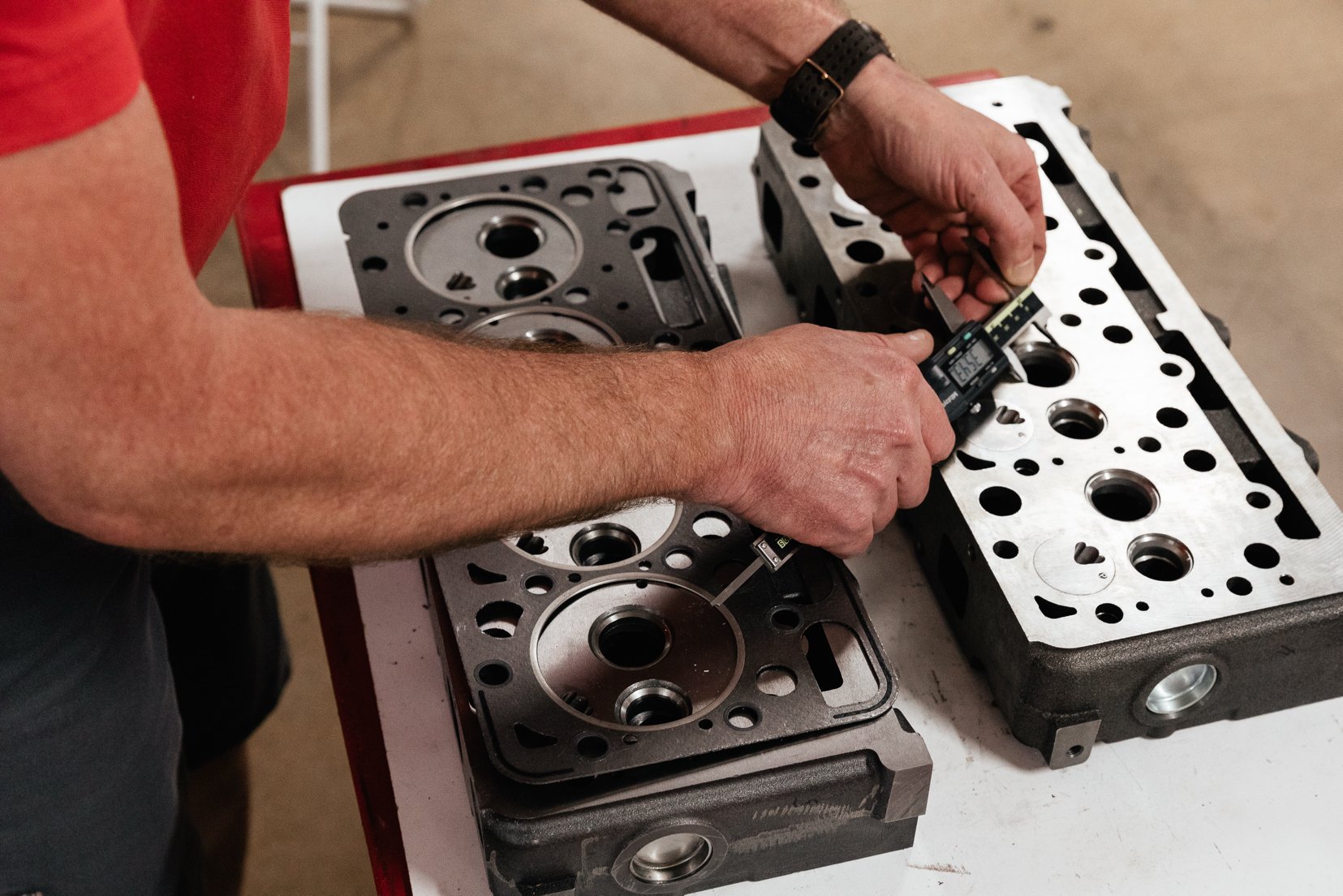 Verifica dimensionale di una testa motore presso il reparto qualità TVH.