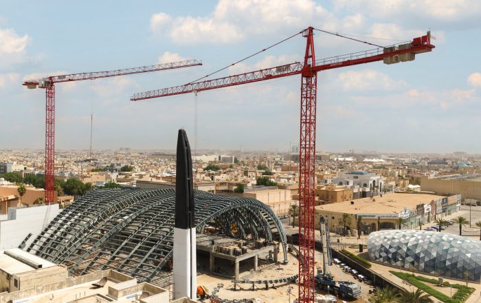 Due gru Wolff sono attive in un cantiere di Riyadh per la costruzione di un nuovo edificio religioso