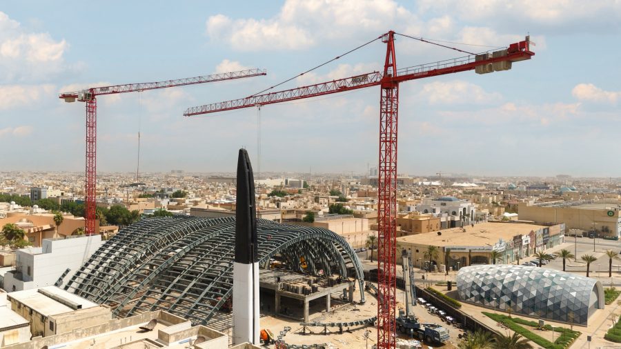 Due gru Wolff sono attive in un cantiere di Riyadh per la costruzione di un nuovo edificio religioso