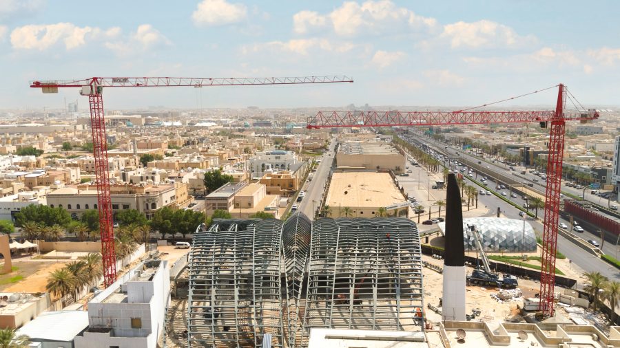 Gli elementi prefabbricati della facciata e la complessa progettazione del tetto hanno richiesto un posizionamento molto preciso delle due gru Wolff