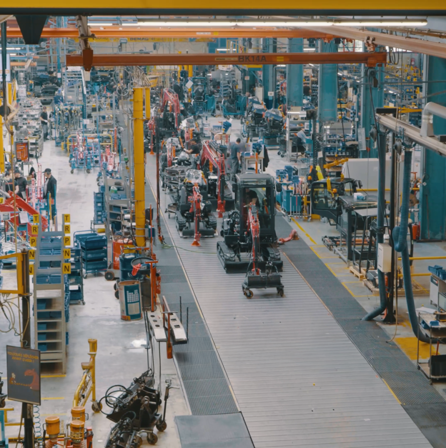 Stabilimento Yanmar Compact Equipment con linea di assemblaggio di mini ed escavatori compatti.