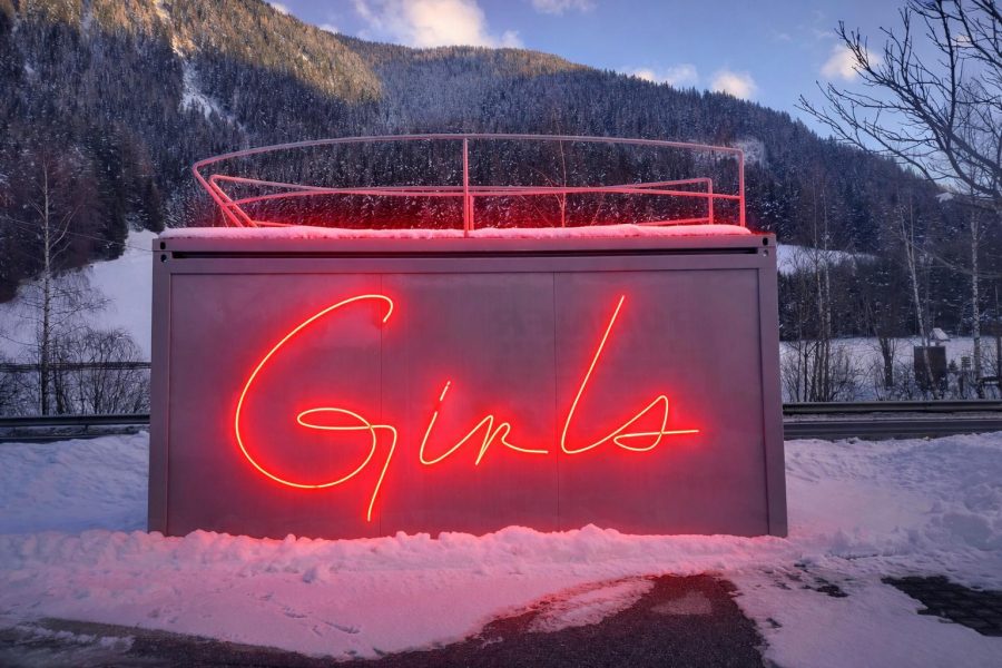 Artcontainer GIRLS WANTED con scritta luminosa rossa installato ad Anterselva durante i Giochi Olimpici Invernali di biathlon.
