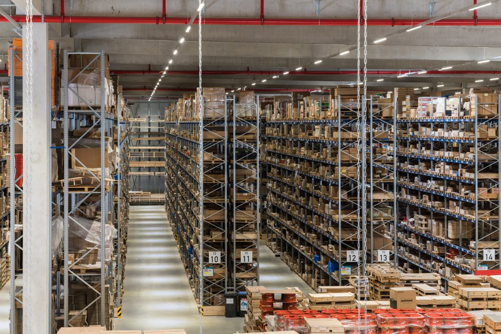 Magazzino ricambi Bobcat con scaffalature e gestione logistica per il servizio aftermarket.