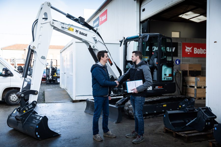 Concessionario Bobcat e cliente durante un’attività di servizio e assistenza macchina.