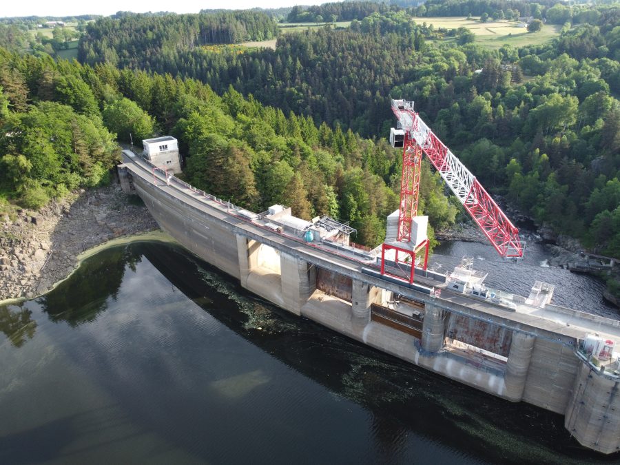 Con un'altezza del gancio di 20,4 m, una lunghezza del braccio di 40 m e una capacità di carico di 16 t, la gru Wolff si è dimostrata efficace per questo intervento