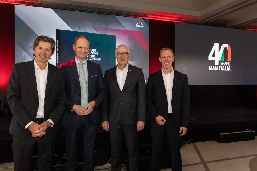 Il team MAN Truck & Bus Italia con Marc Martinez, l’ambasciatore tedesco Thomas Bagger, Friedrich Baumann e Roman Sitte in occasione dei 40 anni della filiale italiana.