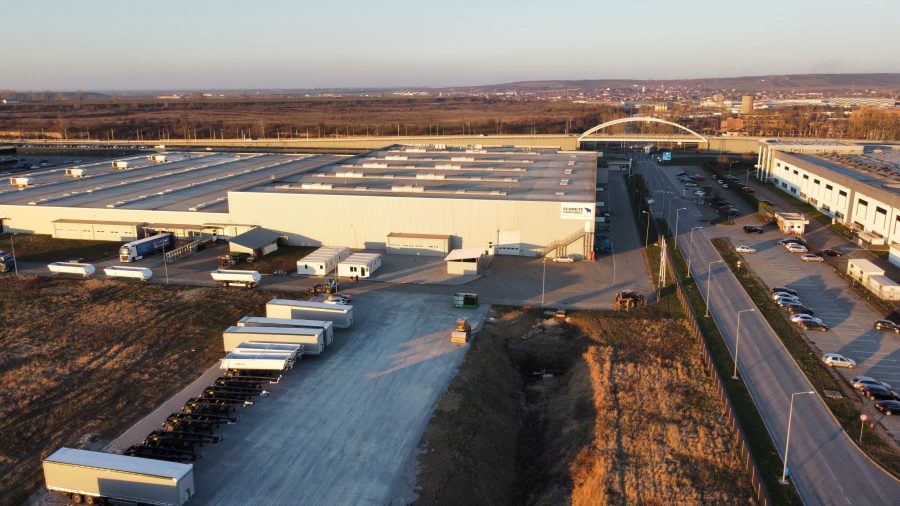 L'esterno dello stabilimento di assemblaggio a Oradea