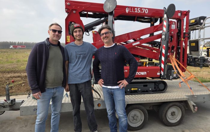 La versatilità e la precisione della piattaforma Hinowa LightLift 15.70, sono state determinanti per portare a termine la potatura di una pianta dalla ragguardevole altezza in una serra comasca
