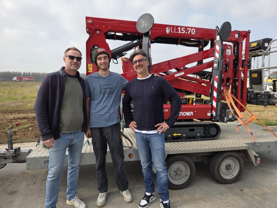 La versatilità e la precisione della piattaforma Hinowa LightLift 15.70, sono state determinanti per portare a termine la potatura di una pianta dalla ragguardevole altezza in una serra comasca