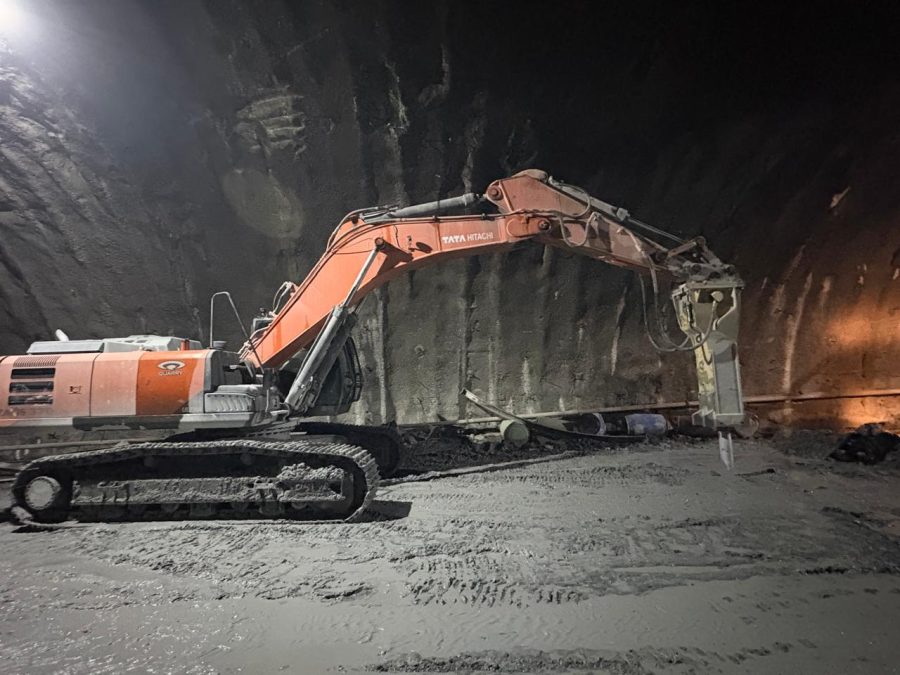 L'escavatore monta un martello demolitore idraulico Epiroc HB 3600 DP