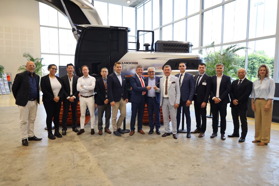 Foto di gruppo nel concessionario