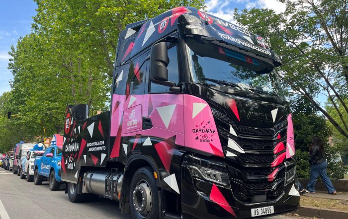 IVECO porta al Giro d’Italia un approccio multi energetico grazie all’S-Way LNG e all’S-eWay