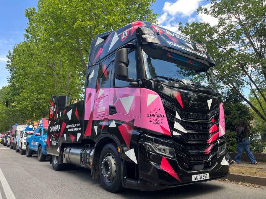 IVECO porta al Giro d’Italia un approccio multi energetico grazie all’S-Way LNG e all’S-eWay