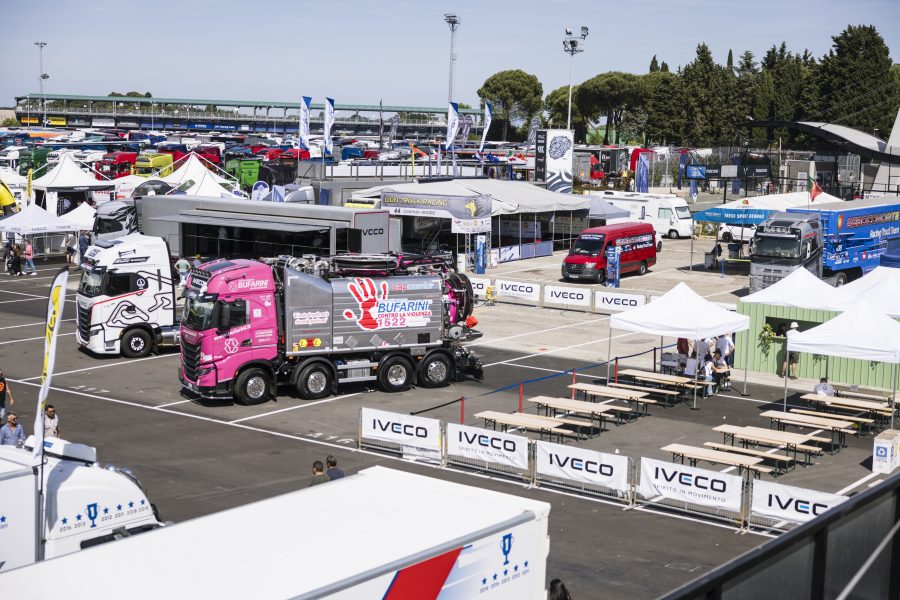 L’IVECO X-Way AS350X58 Y/PS con presa di forza sandwich esposto dal cliente Bufarini