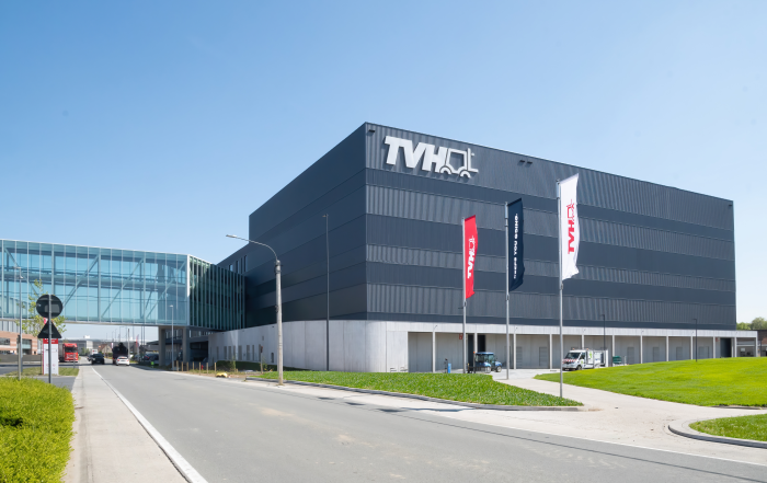 Con il nuovo stabilimento Plant T, l’azienda TVH aumenta l’efficienza e la capacità di stoccaggio